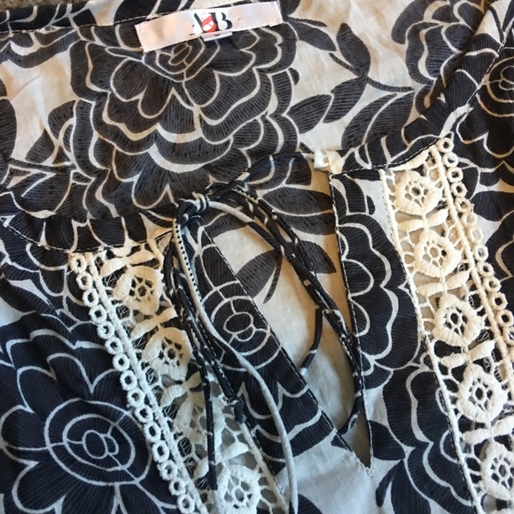 SALE! 3/15$ A&B Crochet Trim Coverup/Tunic - Picture 6 of 8